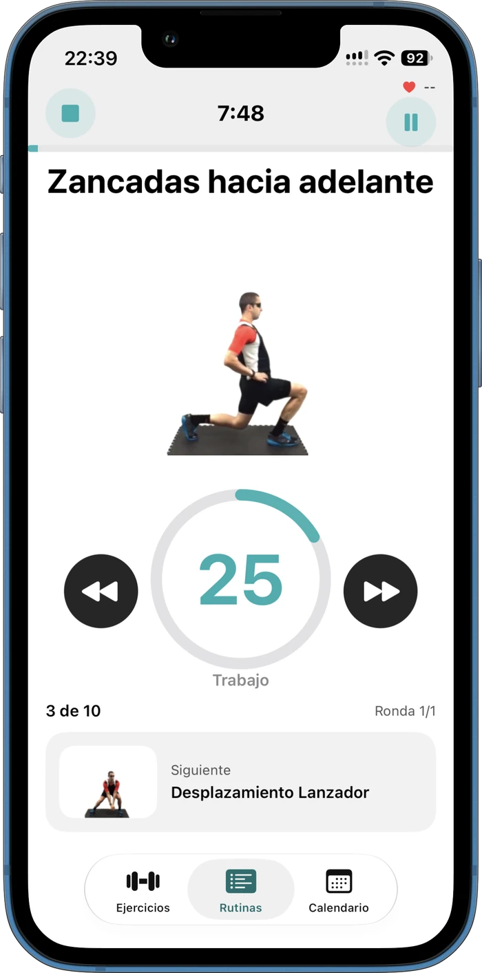Captura de la app 30GYM en un iPhone: reproductor de entrenamiento con el ejercicio Zancadas hacia adelante, el temporizador en marcha y el siguiente ejercicio
