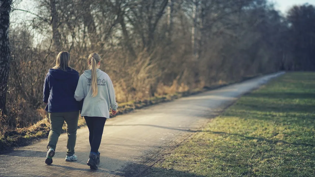 Dos personas caminando por un camino junto a un parque como recuperación activa
