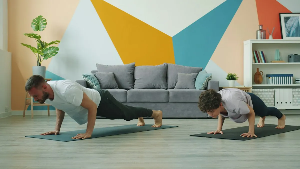 Hombre y mujer haciendo flexiones sobre esterillas en el salón, entrenamiento con peso corporal en casa