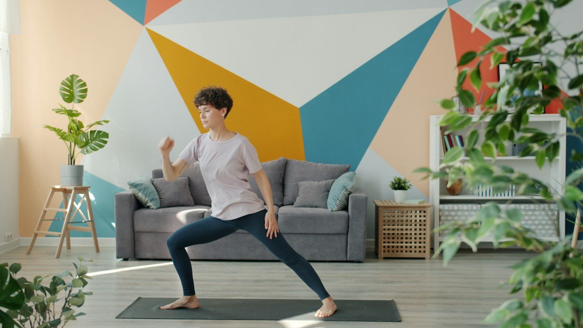 Entrenamiento de piernas y glúteos en el salón de casa sin material