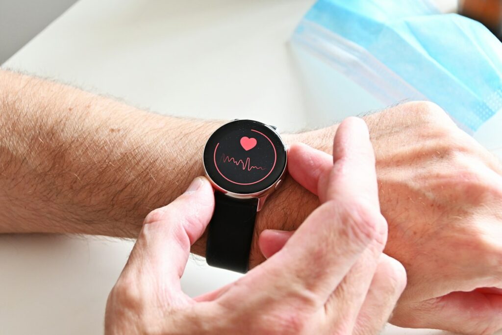 Persona consultando las pulsaciones en un reloj inteligente durante el entrenamiento