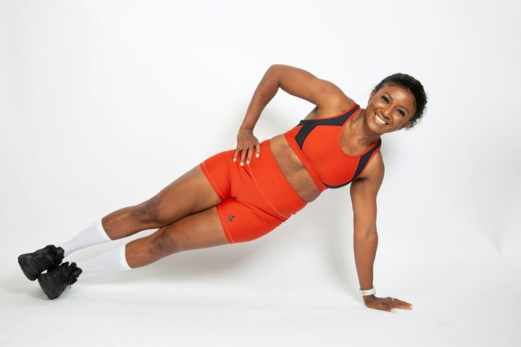 Mujer haciendo una plancha lateral, ejercicio de abdominales en casa para el core